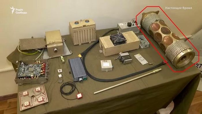 Cơ cấu kíp nổ chuyên phá kết cấu thép của loại Geran-4 dùng đánh cột điện. Ảnh: Militarnyi.