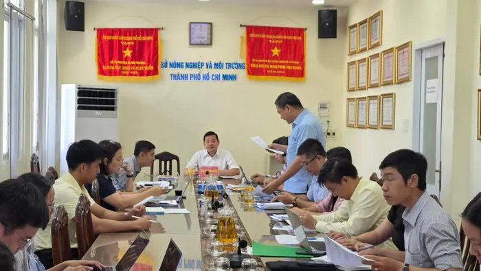 Giám đốc Sở NN-MT Nguyễn Toàn Thắng chủ trì một buổi họp của Tổ Công tác