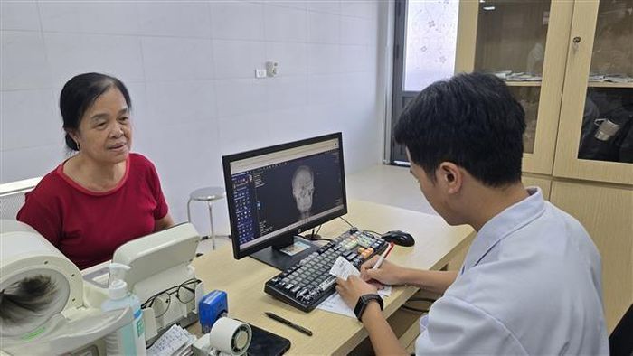Thông qua hệ thống PACS lưu trữ và truyền tải hình ảnh không in phim, kết quả chụp chiếu được đọc trực tiếp trên máy tính hoặc ứng dụng di động. Ảnh: Thanh Vân - TTXVN