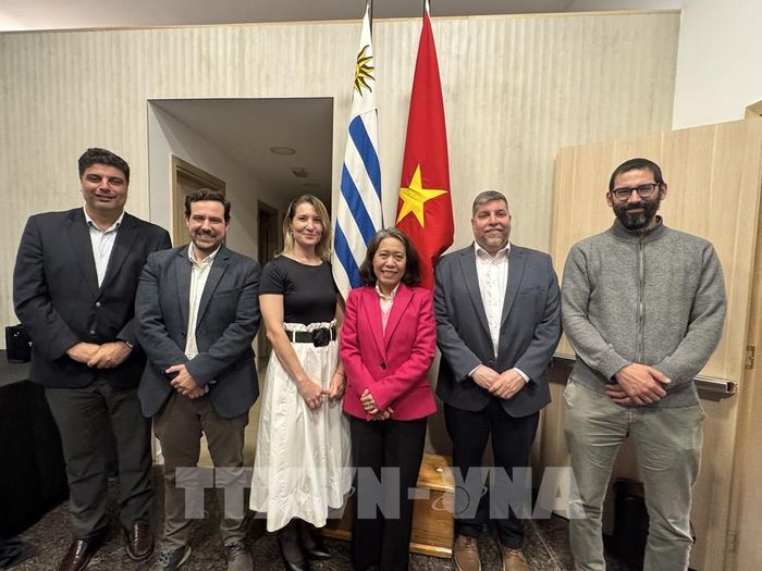 Đại sứ Ngô Minh Nguyệt chụp ảnh lưu niệm cùng đại diện Nhóm nghị sĩ hữu nghị Uruguay - Việt Nam tại Quốc hội Uruguay. Ảnh: Diệu Hương, phóng viên TTXVN tại Nam Mỹ