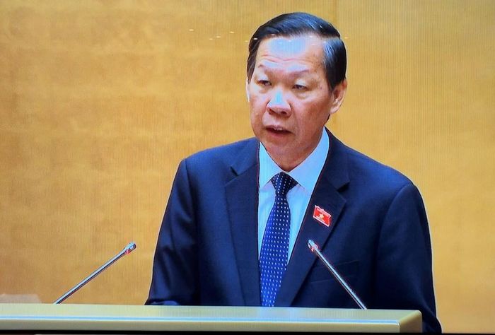 Chủ nhiệm Ủy ban Kinh tế và Tài chính Quốc hội Phan Văn Mãi trình bày báo cáo thẩm tra dự án Luật Đất Đai (sửa đổi). Ảnh: Thùy Dương/Bnews/vnanet.vn 