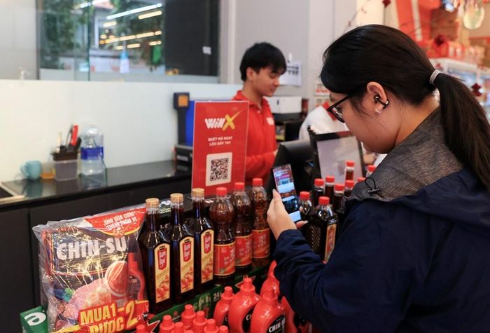 Người tiêu dùng tham gia chương trình WiNX tại siêu thị WinMart.