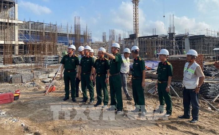 Ban giám đốc Tổng Công ty 319 ( liên danh nhà thầu) kiểm tra thi công trên công trường. Ảnh: Tuấn Phi - TTXVN