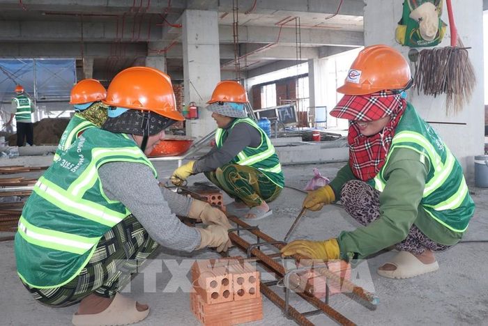 Nhà thầu tăng cường công nhân, kỹ sư đẩy nhanh tiến độ công trình. Ảnh: Tuấn Phi - TTXVN