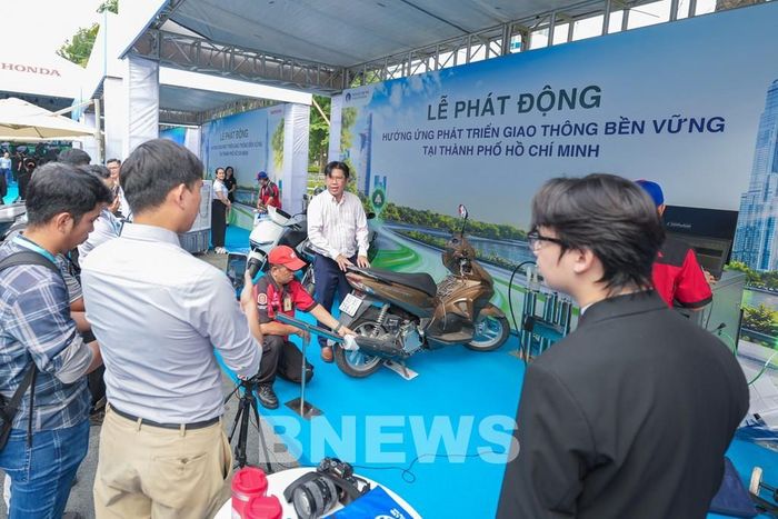 Honda Việt Nam kiểm tra khí thải xe máy cho người dân tại sự kiện