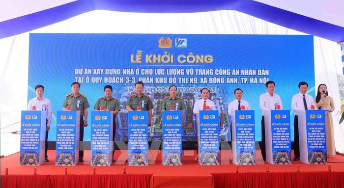 Các đại biểu thực hiện nghi thức khởi công dự án xây dựng nhà ở cho lực lượng vũ trang Công an nhân dân tại ô quy hoạch 3-3, phân khu đô thị N9, xã Đông Anh, thành phố Hà Nội. Ảnh: Phạm Kiên - TTXVN