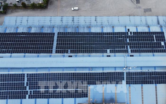 Hệ thống điện mặt trời áp mái của Nhà máy sản xuất thức ăn chăn nuôi Mavin Austfeed Đồng Tháp. Ảnh: Nhựt An - TTXVN