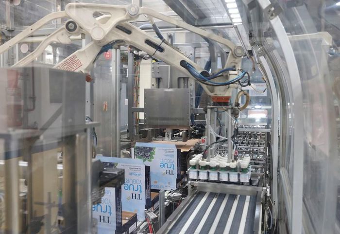 Nhà máy sở hữu 30 dây chuyền sản xuất tự động hóa, ứng dụng công nghệ chế biến tiên tiến, tiệt trùng UHT, chiết rót vô trùng cùng khoảng 40 cánh tay robot phục vụ sản xuất.