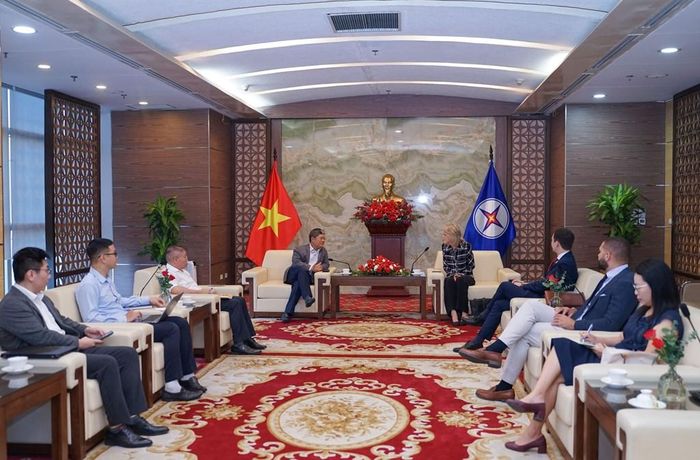 Phó Tổng giám đốc EVN Nguyễn Tài Anh chủ trì buổi làm việc với đoàn công tác Bộ Ngoại giao Hoa Kỳ. Ảnh: Đỗ Huyền/Bnews.vn