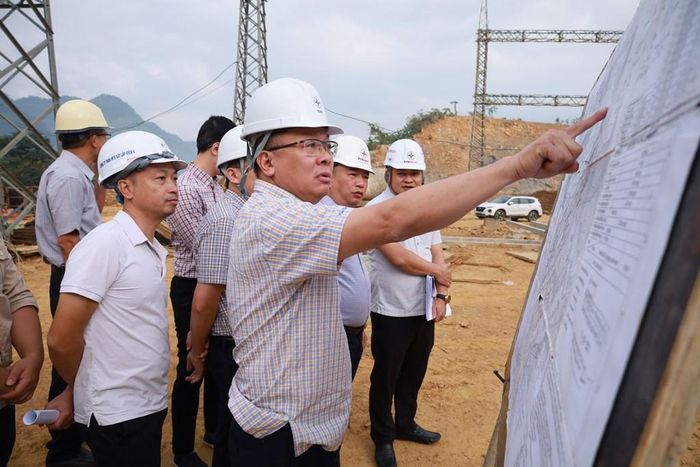 Đoàn công tác EVN kiểm tra hiện trường trạm biến áp 220KV Phong Thổ tại Lai Châu. Ảnh: Khánh Ly/Bnews.vn