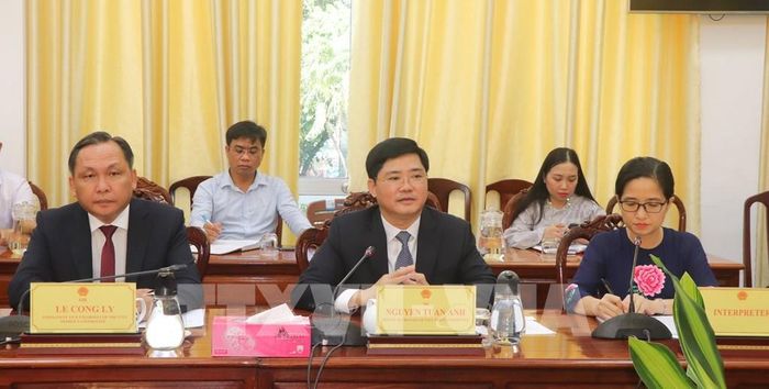 Ông Nguyễn Tuấn Anh, Phó Bí thư Thành ủy Cần Thơ, trao đổi với đoàn công tác. Ảnh: Nguyễn Hằng - TTXVN