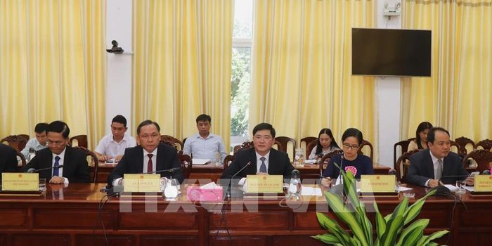 Lãnh đạo Thành ủy, UBND và các sở, ngành tiếp đoàn. Ảnh: Nguyễn Hằng - TTXVN