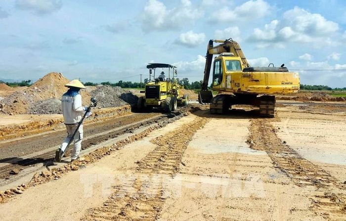 Thi công các khu tái định cư phục vụ Dự án đường sắt tốc độ cao trên trục Bắc - Nam. Ảnh: Trần Tĩnh - TTXVN