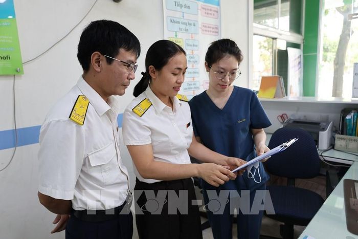 Cùng với làm sạch mã số thuế, Thuế tỉnh Hưng Yên đẩy mạnh hướng dẫn cá nhân, tổ chức, hộ kinh doanh cập nhật những thay đổi về thông tin đăng ký thuế theo đúng quy định. Ảnh: Thu Hoài - TTXVN