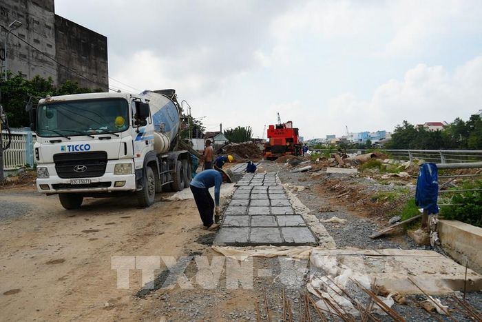 Công tác giải phóng mặt bằng chưa hoàn tất, việc di dời hạ tầng kỹ thuật còn chậm ảnh hưởng đến tiến độ thi công một số gói thầu, nhất là phân đoạn 4. Ảnh: Công Trí - TTXVN