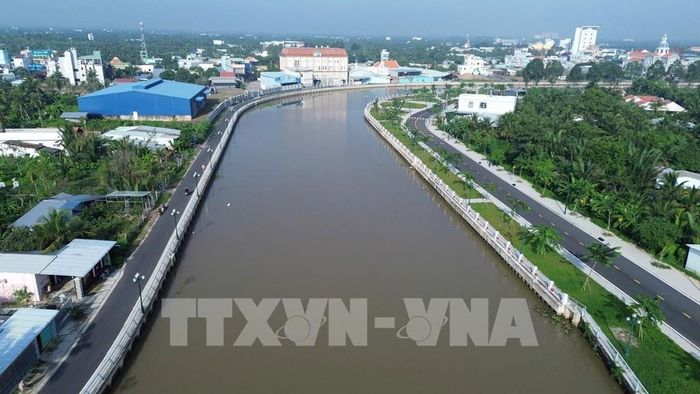 Dự án Đường giao thông hai bên bờ sông Bảo Định đi qua các phường Trung An, Đạo Thạnh, Mỹ Tho và Mỹ Phong, có tổng mức đầu tư gần 2.000 tỷ đồng .Ảnh: Công Trí - TTXVN