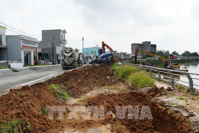 Công tác giải phóng mặt bằng chưa hoàn tất, việc di dời hạ tầng kỹ thuật còn chậm. Ảnh: Công Trí - TTXVN