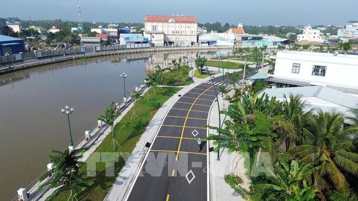Công trình gồm tuyến đường giao thông dọc hai bên bờ sông dài gần 10km. Ảnh: Công Trí - TTXVN