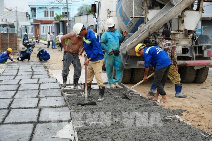 Ở hạng mục kè phân đoạn 4, một số đoạn đã hoàn thành công việc đóng cọc, đổ bê tông mũ kè, ụ neo và lắp đặt thanh neo. Ảnh: Công Trí - TTXVN