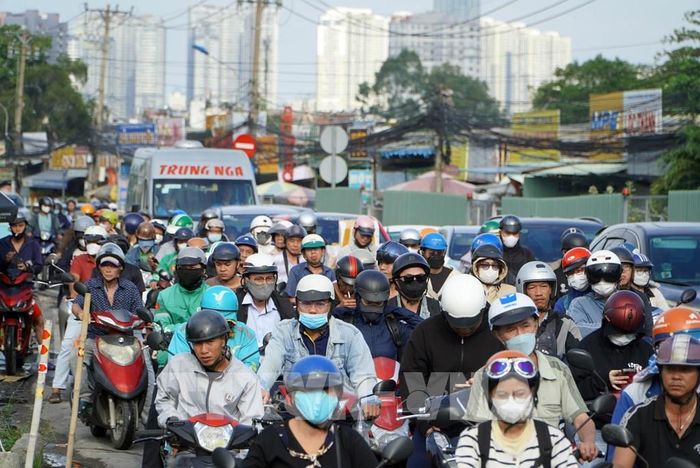 Các phương tiện xếp hàng dài trên đường Lương Định Của. Ảnh tư liệu: Tiến Lực - TTXVN