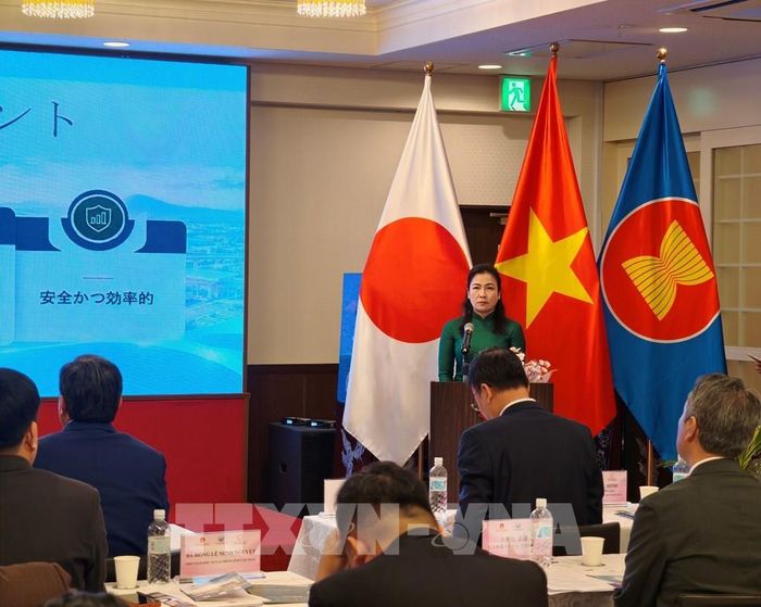 Bà Hồng Lê Minh Nguyệt, Phó Giám đốc Sở Tài chính tỉnh Tây Ninh cung cấp thông tin về môi trường đầu tư tỉnh. Ảnh: Bùi Hà - PV TTXVN tại Nhật Bản