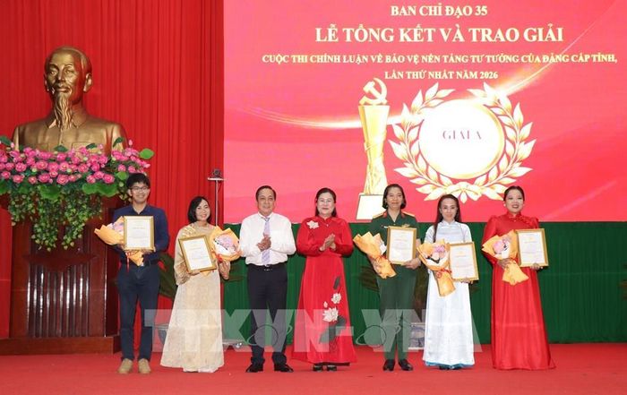 Trao giải A cho các tác giả, nhóm tác giả. Ảnh: Lê Thúy Hằng – TTXVN
