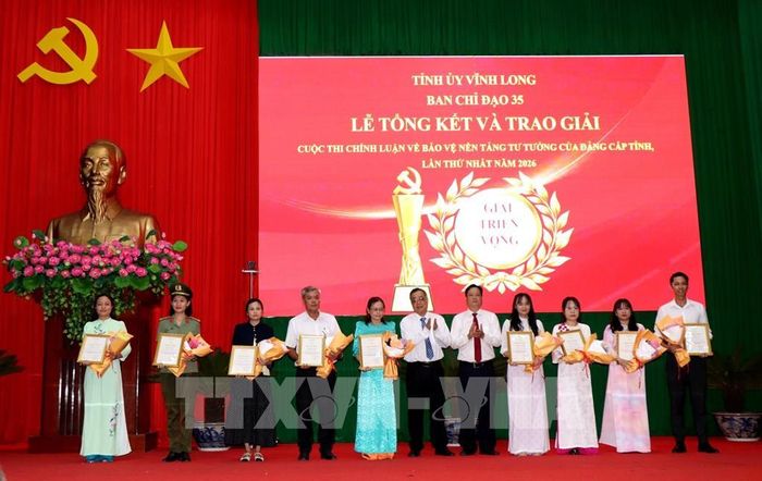 Trao giải triển vọng cho các tác giả, nhóm tác giả. Ảnh: Lê Thúy Hằng – TTXVN