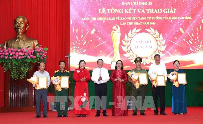 Trao giải cho các tập thể có thành tích xuất sắc. Ảnh: Lê Thúy Hằng – TTXVN