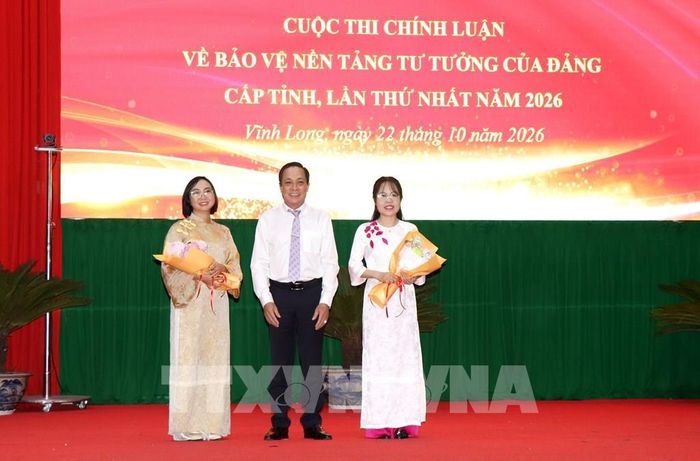 Tặng hoa chúc mừng 2 tác giả đạt giải khuyến khích Cuộc thi chính luận về bảo vệ nền tảng tư tưởng của Đảng cấp Trung ương lần thứ VI năm 2026. Ảnh: Lê Thúy Hằng – TTXVN