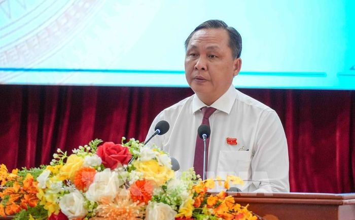 Phó Chủ tịch Thường trực UBND thành phố Cần Thơ Lê Công Lý trình bày các Tờ trình của UBND thành phố tại kỳ họp. Ảnh: Thanh Liêm - TTXVN