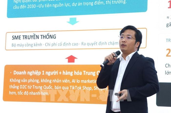 Ông Trịnh Văn Phương, Đồng sáng lập kiêm Tổng Giám đốc Click AI trình bày tại hội nghị. Ảnh: Hứa Chung – TTXVN