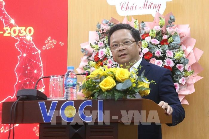 Tiến sĩ Nguyễn Đức Hiển, Phó Trưởng Ban Chính sách, Chiến lược Trung ương đề xuất một số giải pháp tái cấu trúc cho doanh nghiệp trong bối cảnh mới. Ảnh: Hứa Chung – TTXVN