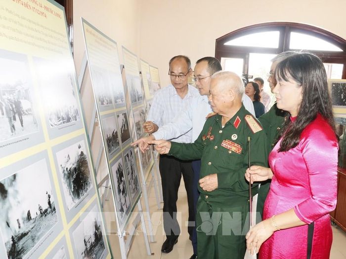 Đại biểu tham quan khu trưng bày hình ảnh, hiện vật lịch sử. Ảnh: K GỬIH-TTXVN