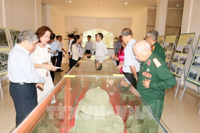 Đại biểu tham quan khu trưng bày hình ảnh, hiện vật lịch sử. Ảnh: K GỬIH-TTXVN