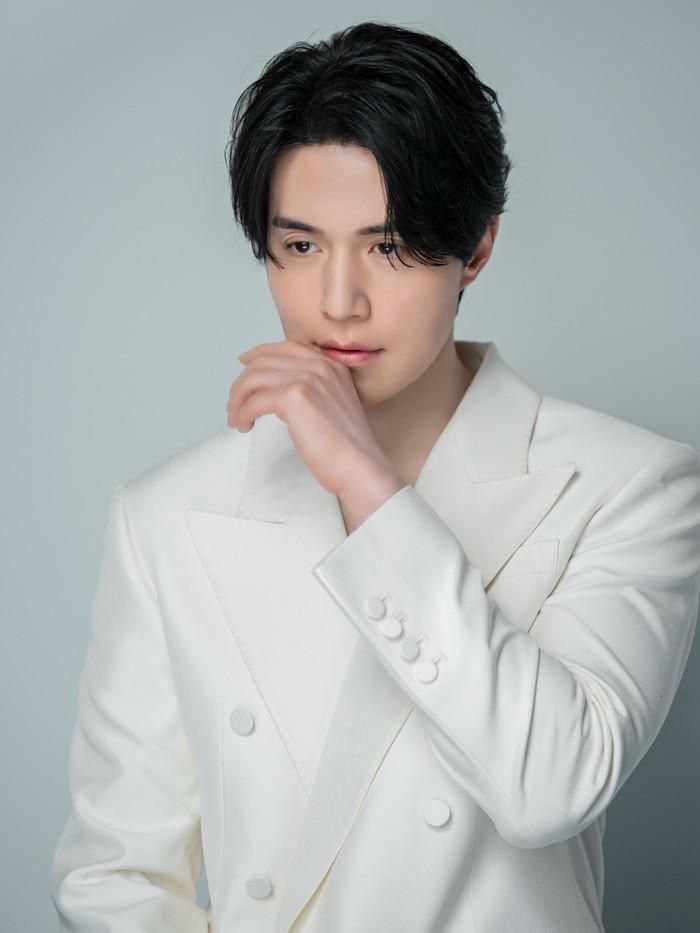 Lee Dong Wook tích cực đóng phim.