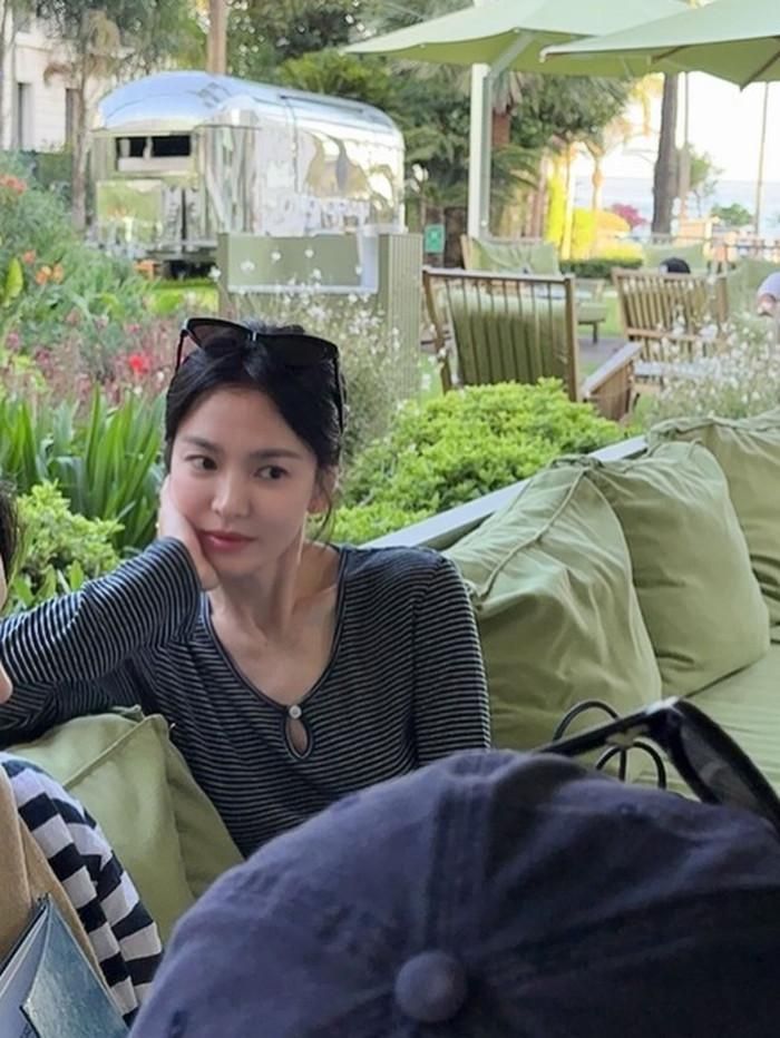 Song Hye Kyo thường xuyên chia sẻ ảnh đời thường không son phấn.
