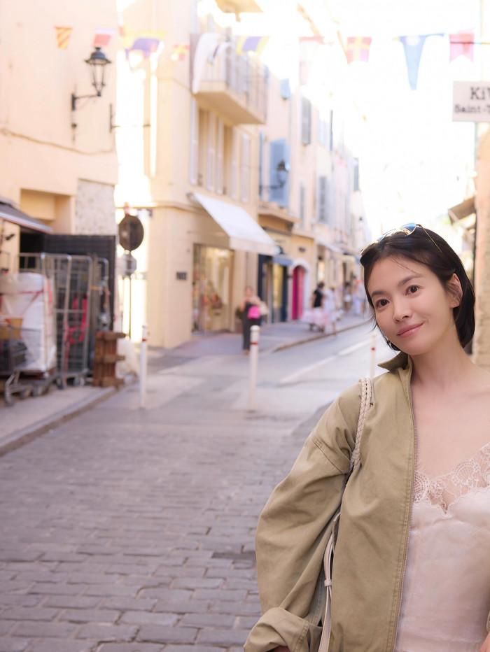 Làn da mịn màng của Song Hye Kyo khiến nhiều người trầm trồ.