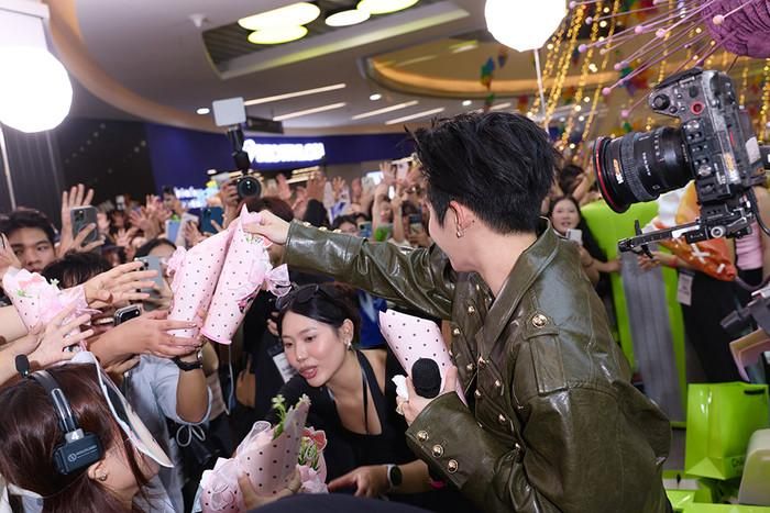 Dù chỉ là hành động đơn giản, song sự chu đáo của Cody Nam Võ lại khiến nhiều người cảm thấy ấm áp.