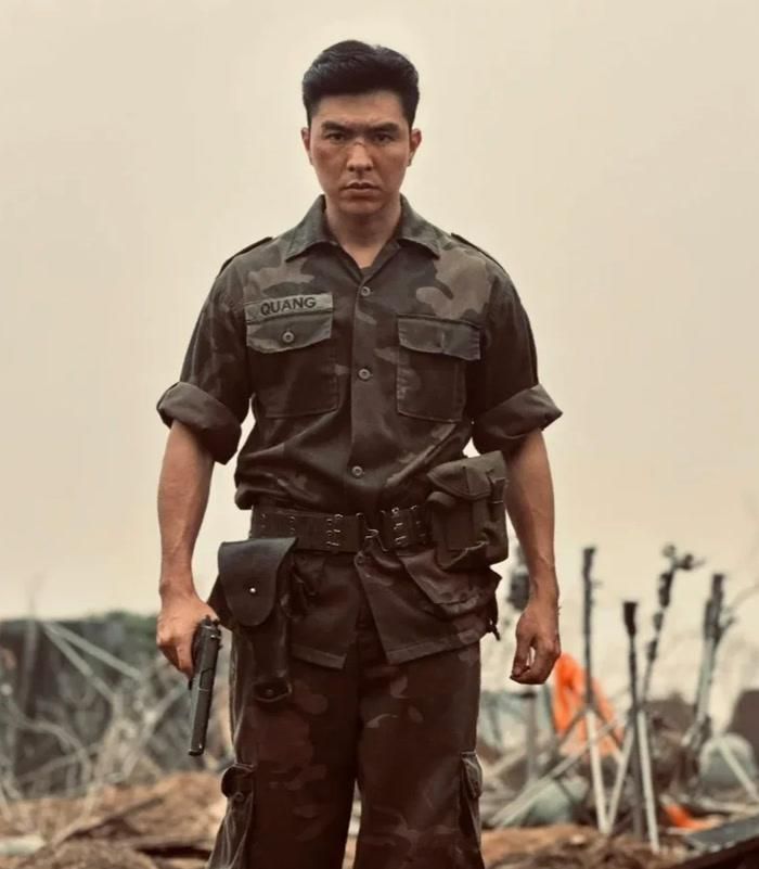 Bước ngoặt đến với Steven Nguyễn khi anh vào vai Trung úy Nguyễn Phúc Quang trong Mưa Đỏ.