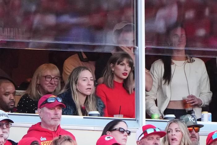 Dù là người hâm mộ lâu năm của Taylor Swift, Molstad khẳng định cô và bạn mình đã chủ động không tiếp cận hay làm phiền nữ ca sĩ sau trận đấu.