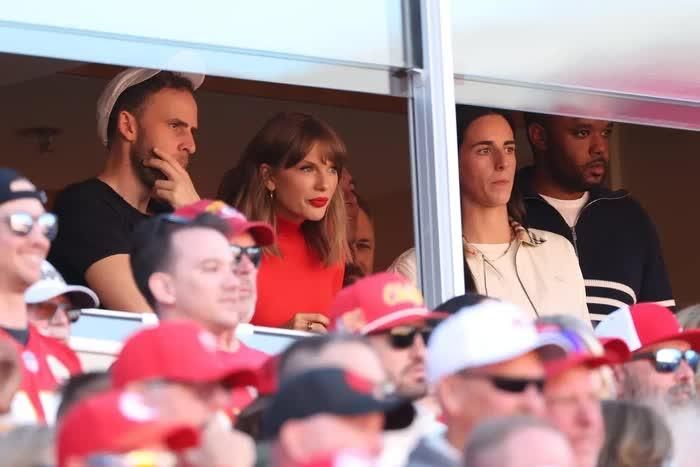 Taylor Swift có mặt tại trận đấu bóng bầu dục giữa Kansas City Chiefs và Los Angeles Chargers.