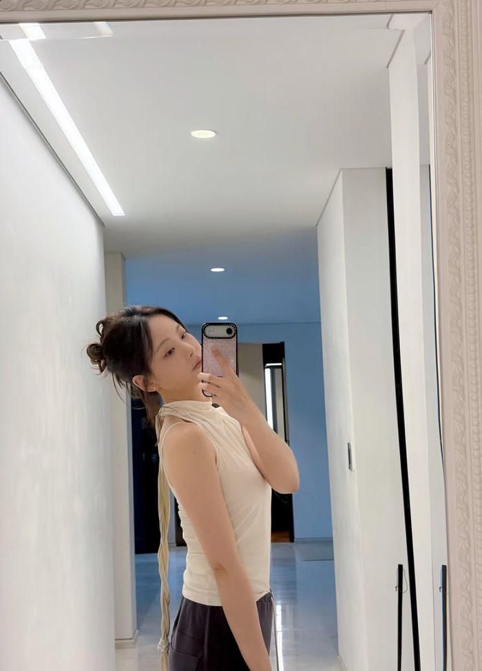 Oh Yeon Seo vẫn giữ được vẻ ngoài tươi tắn, không có nhiều thay đổi so với những năm đầu hoạt động nghệ thuật.