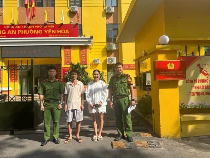 Cán bộ Công an phường Yên Hòa cùng anh Nguyễn Kim Hiệp trao trả chiếc ví cho chị Viên Thị Thơm. Ảnh: Công an TP Hà Nội