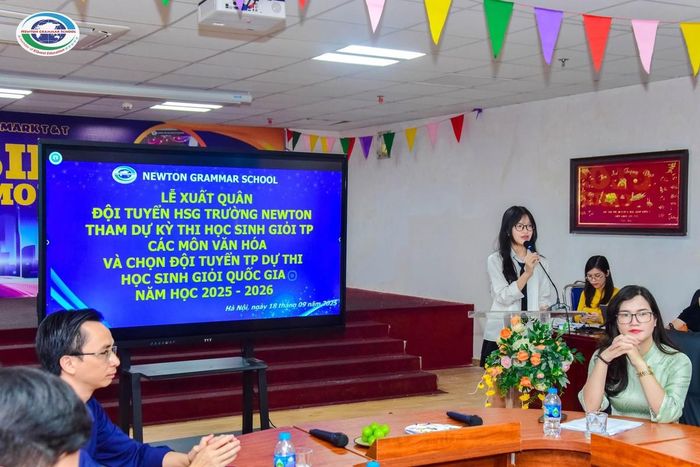 Vi phát biểu tại lễ xuất quân đội tuyển học sinh Giỏi của trường tham dự kỳ thi học sinh Giỏi thành phố năm học 2025-2026