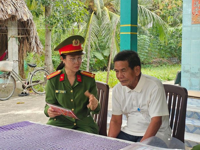 Cán bộ công an phường Hà Tiên tuyên truyền chính sách pháp luật đến với người dân vùng đồng bào dân tộc thiểu số 