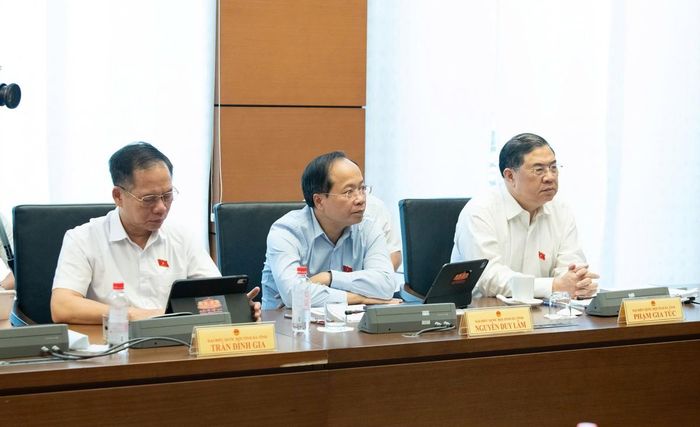 Phó Thủ tướng Thường trực Phạm Gia Túc (bìa phải) cùng các đại biểu tại tổ thảo luận số 3