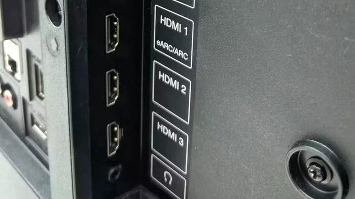 TV cao cấp thường được trang bị nhiều cổng HDMI băng thông cao, trong khi các mẫu giá rẻ có thể chỉ hỗ trợ một hoặc hai cổng