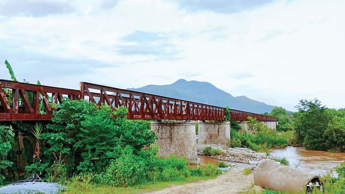 Dấu tích cầu đường sắt bắc qua sông thuộc địa phận Ninh Thuận cũ. Đây là cây cầu dài nhất tuyến (khoảng 300m) và cuối cùng còn lại của đường sắt Tháp Chàm - Đà Lạt. Ảnh: Phạm Tuấn