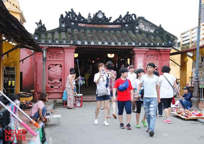 Du khách tham quan Chùa Cầu Hội An.