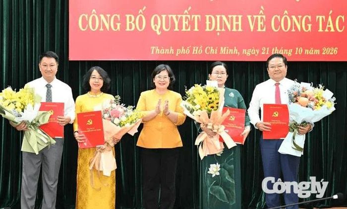 Phó Bí thư Thành ủy TP.HCM Văn Thị Bạch Tuyết trao quyết định cán bộ. Ảnh: Việt Dũng.